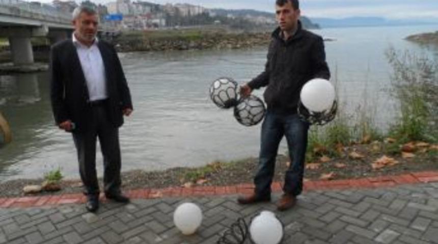 Parktaki aydınlatma lambalarını kırdılar