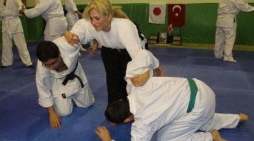 Kadınlar Dayak&ccedil;ı Kocalarına Karşı Aikido &Ouml;ğreniyor