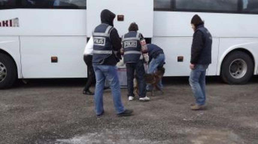 Yolcu Otob&uuml;slerinde 6 Kilo Esrar Ve 6 Bin Paket Ka&ccedil;ak Sigara Yakalandı
