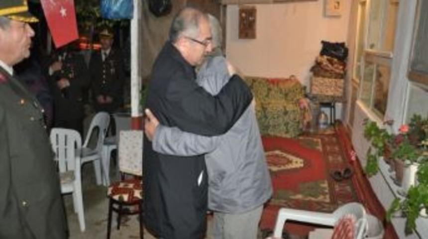 Vali Yaman Şehit &Uuml;steğmen Yenici&rsquo;nin Ailesini Ziyaret Etti