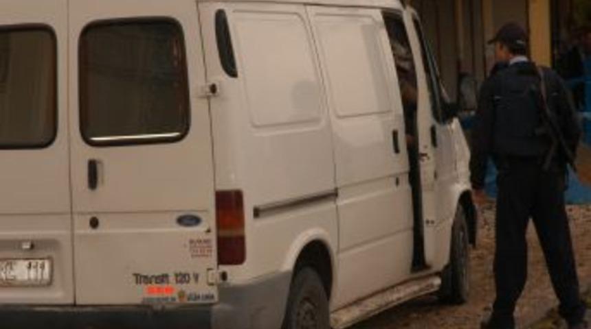 Kadirli'de Minib&uuml;se T&uuml;fekli Saldırı
