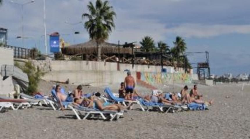 Antalya Plajları Turistlere Kaldı