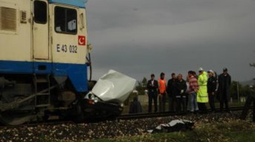 Y&uuml;k treni otomobile &ccedil;arptı: 1 &ouml;l&uuml;