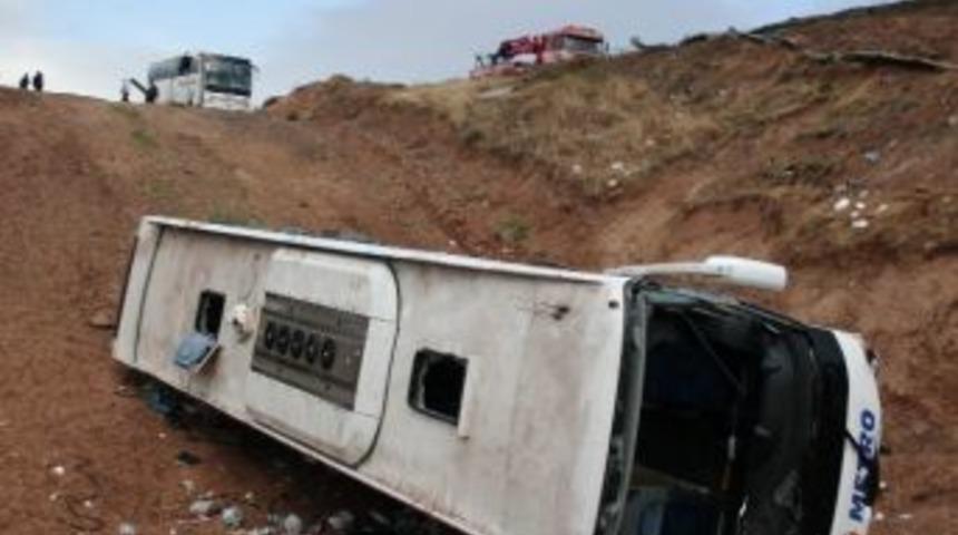 Şiddetli R&uuml;zgar Otob&uuml;s Devirdi