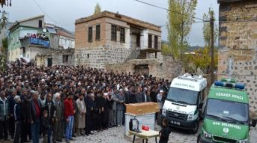 Ankara Yolunda Meydana Gelen Kazada Aynı Aileden &Ouml;len 5 Kişi Niğde'de Toprağa Verildi