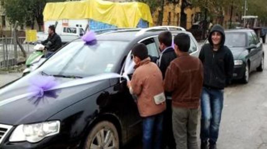 D&uuml;ğ&uuml;n Konvoyundan Bahşiş Alabilmek I&ccedil;in Canlarını Tehlikeye Atıyorlar
