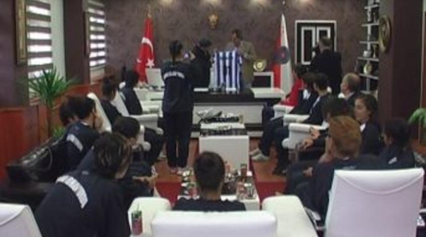 Bayan Futbol Takımı Emniyet M&uuml;d&uuml;r&uuml; Ali Gezer&rsquo;i Ziyaret Etti