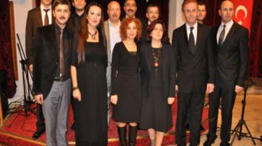 Azeri M&uuml;ziği Dinleyenleri Mest Etti