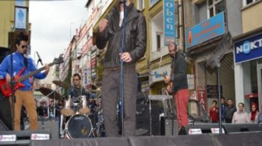 Balıkesir Sokağa D&ouml;k&uuml;ld&uuml;