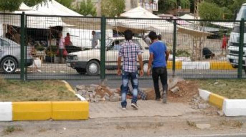 Vatandaşlar &Uuml;st Ge&ccedil;it Yerine Tel &Ouml;rg&uuml;den Ge&ccedil;iyor