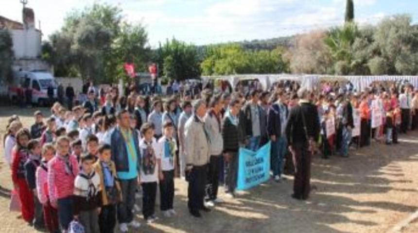 İzciler Atat&uuml;rk'e Saygı İ&ccedil;in Y&uuml;r&uuml;d&uuml;