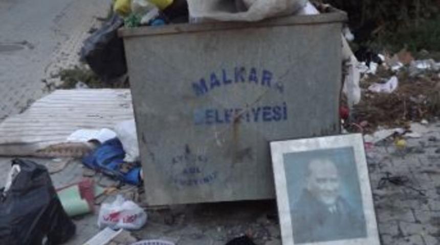 Atat&uuml;rk Posteri &Ccedil;&ouml;pe Atıldı