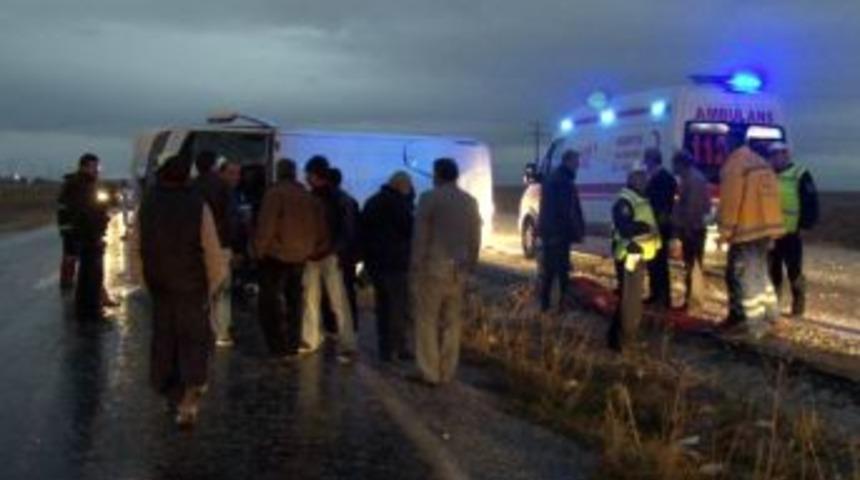 Midibüs Devrildi: 12 Yaralı