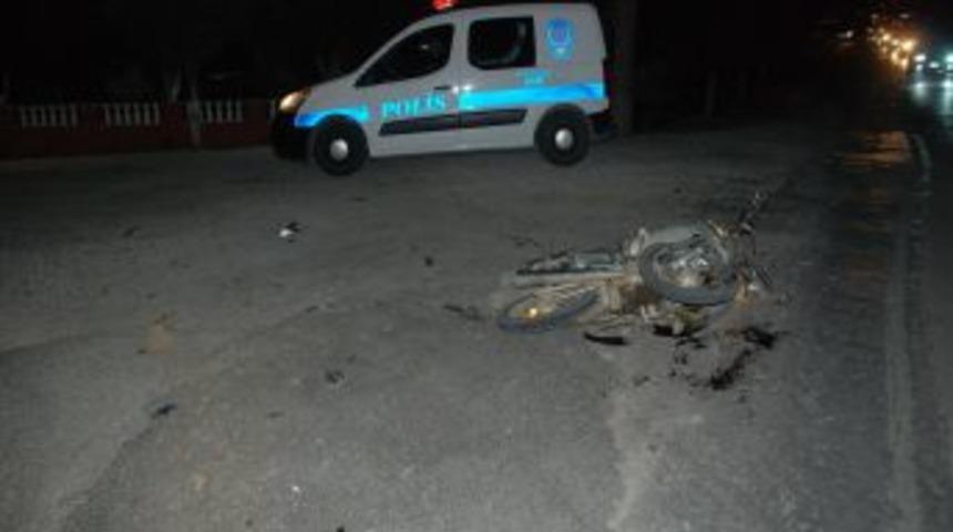 Otomobil Motosiklete &Ccedil;arpıp Ka&ccedil;tı