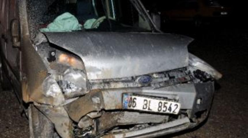 G&uuml;m&uuml;şhane&rsquo;de Trafik Kazası: 3 Yaralı