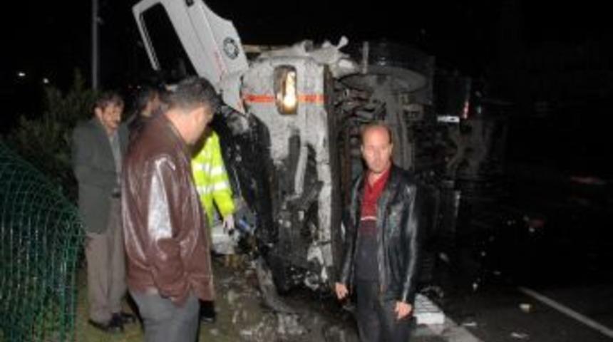 Kamyon Yolcu Otob&uuml;s&uuml;ne &Ccedil;arptı: 2 Yaralı