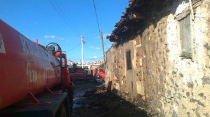 Ayaz&ouml;ren K&ouml;y&uuml;'nde 2 Ev Tamamen Yandı