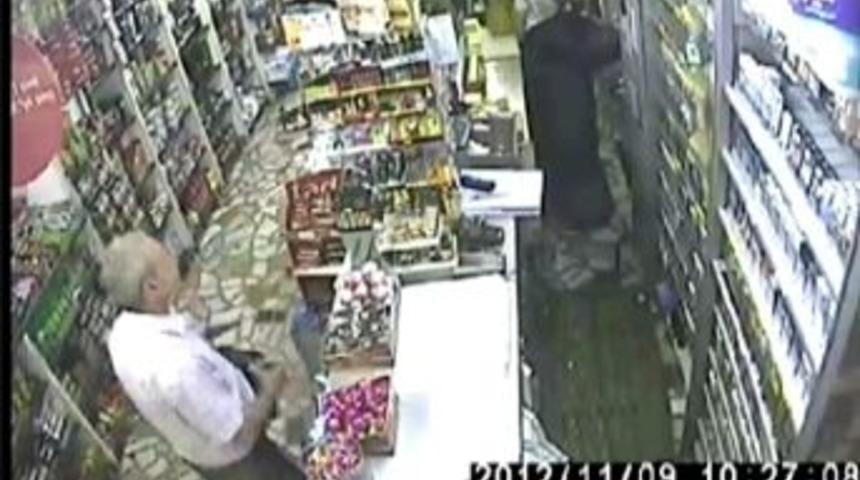 Bağış Kutusunu &Ccedil;alan Hırsız, G&uuml;venlik Kamerasına Yakalandı