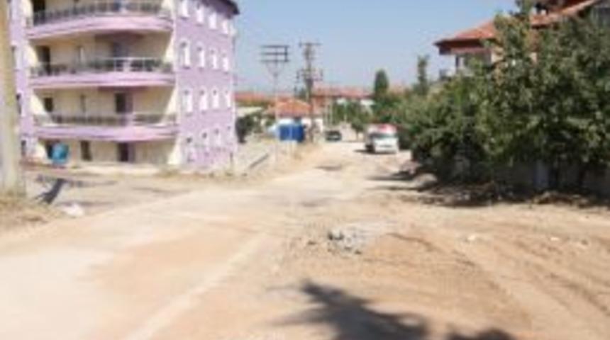 Kula Belediyesi'nin Yol Yapım &Ccedil;alışmaları Devam Ediyor