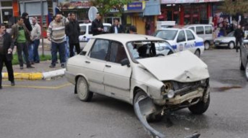 Elbistan'da Trafik Kazası: 3 Yaralı