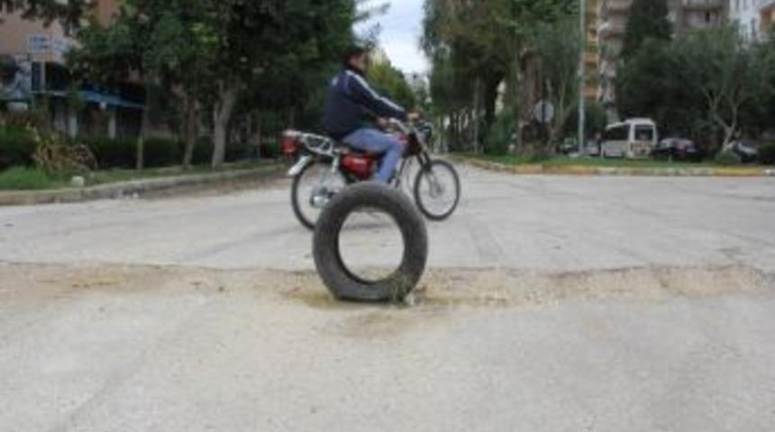 Yoldaki &Ccedil;ukura Lastikli &Ouml;nlem