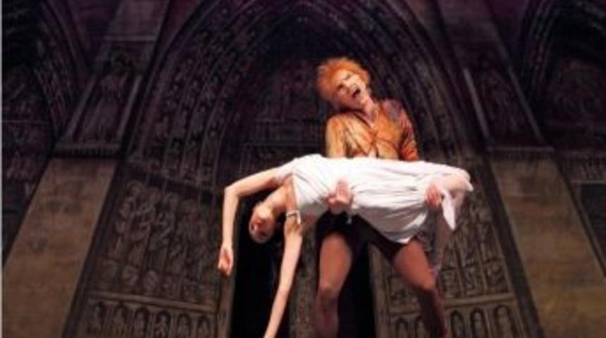 Notre Dame&rsquo;ın Kamburu Bale Sahnesinde