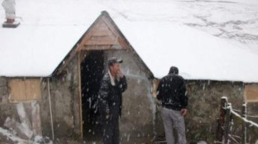 Trabzon&rsquo;da Yaylalara Yılın İlk Karı Yağdı