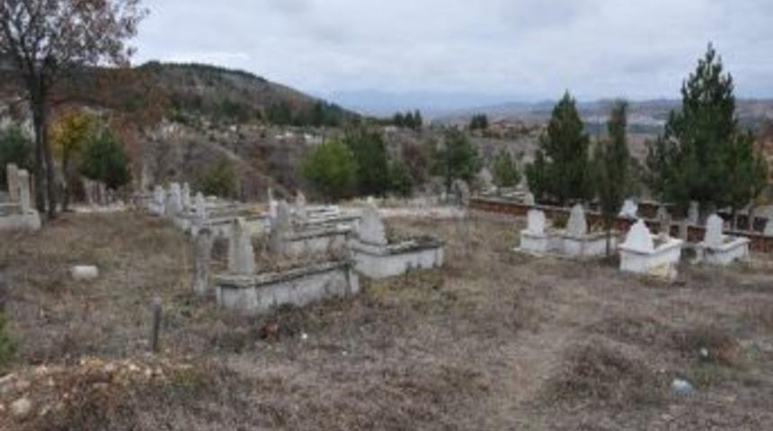 Kastamonu Belediyesi&rsquo;nden Mezarlıklarda Hummalı &Ccedil;alışma