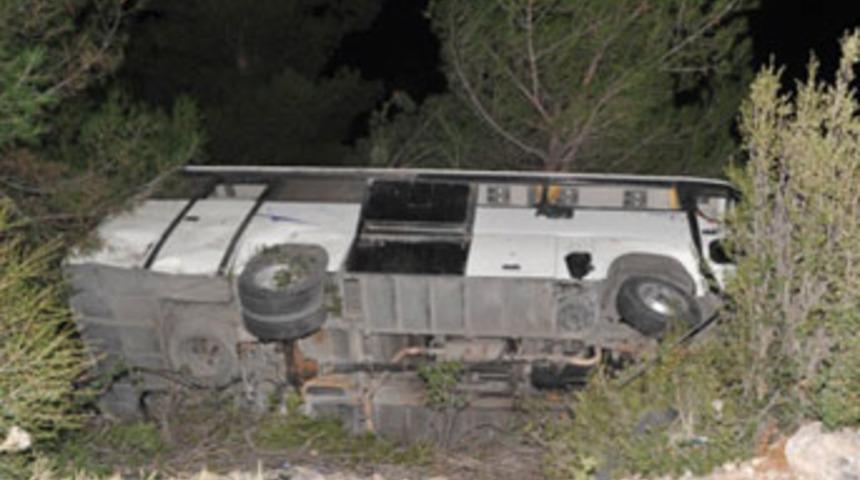 Otob&uuml;s şarampole yuvarlandı; 7 &ouml;l&uuml;