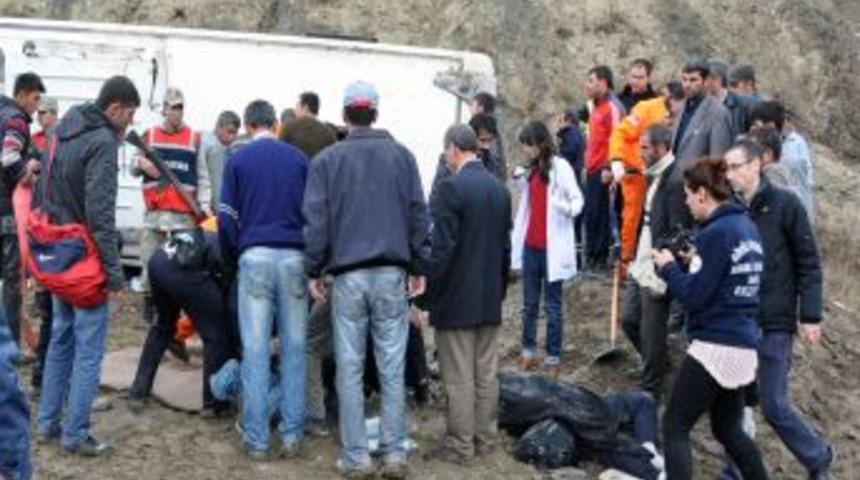 Cenaze Taşıyan Midib&uuml;s U&ccedil;uruma Yuvarlandı: 5 &Ouml;l&uuml;, 29 Yaralı