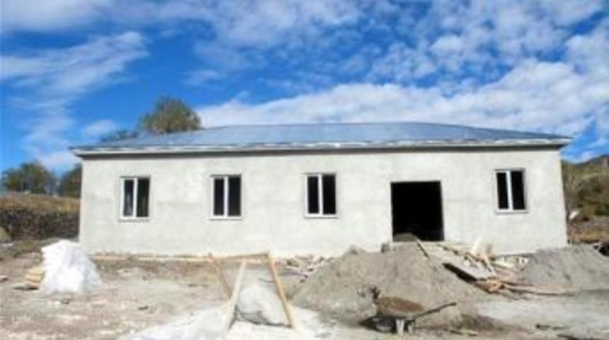 Arpa&ccedil;ay Kaymakamı Polat, K&ouml;yde Yapımı Devam Eden K&ouml;y Konağı&rsquo;nda İncelemelerde Bulundu