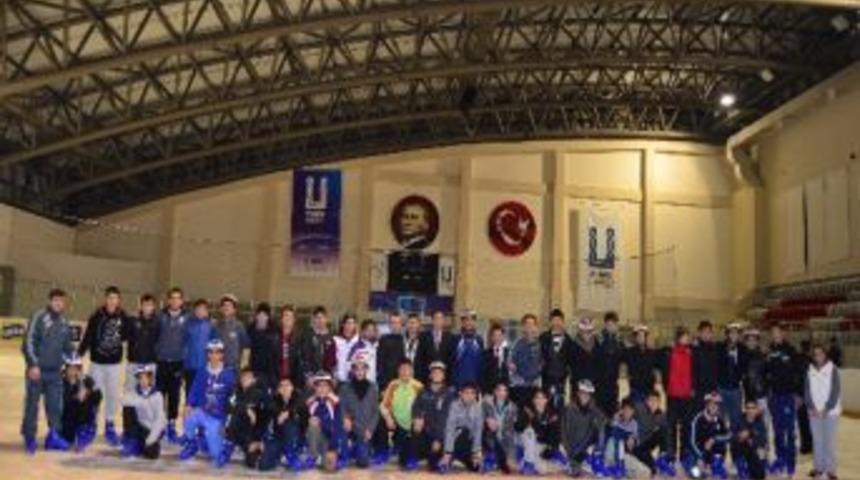 İşitme Engelli Gen&ccedil;lerin Buz Pateni Keyfi