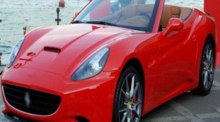 L&uuml;ks Ara&ccedil; Ithalatında Usuls&uuml;zl&uuml;k Y&uuml;z&uuml;nden Vergi Kaybı 900 Milyon TL'yi Buluyor