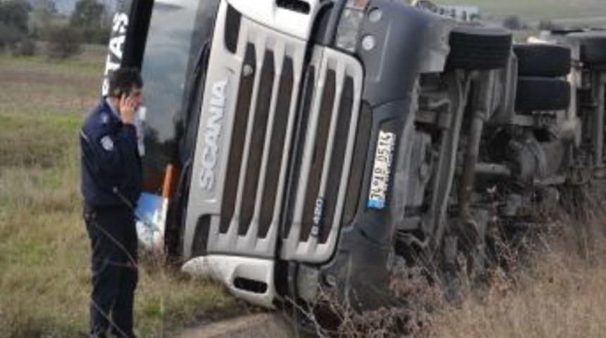 &Ccedil;imento Y&uuml;kl&uuml; Tır Şarampole Devrildi