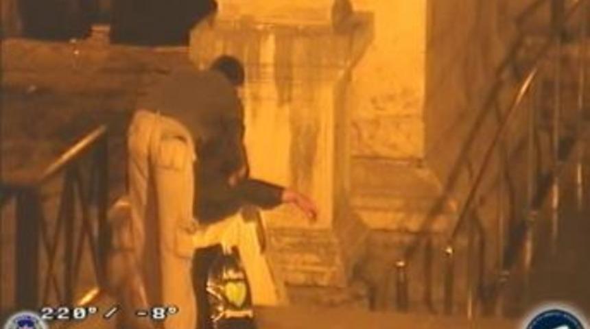 Bankta Uyuyan Şahsın Soyulma Anı, Mobese Kamerasında