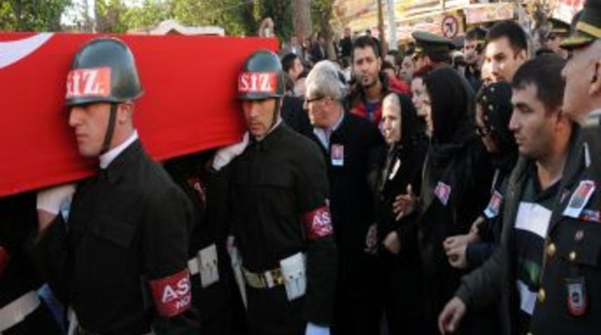 Manisalı Şehit Y&uuml;zbaşı &Ccedil;etin'i On Binler Uğurladı