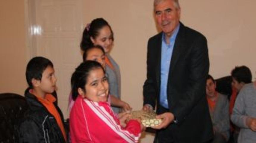 Başkan Yenihan&rsquo;a Anlamlı Hediye