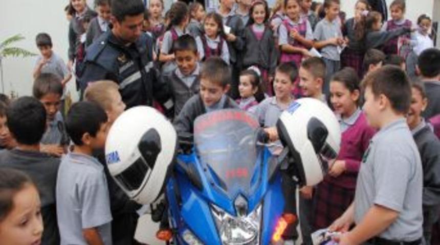 Jandarmadan Ilkokul &Ouml;ğrencilerine Trafik Eğitimi