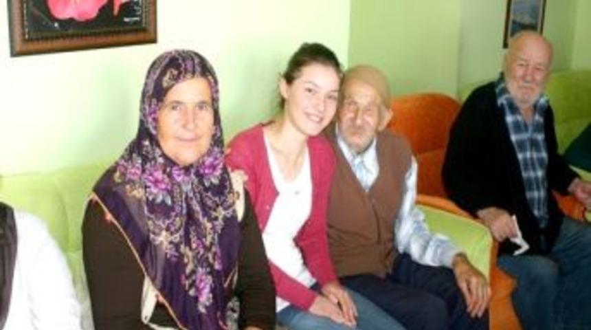 &Ouml;ğrencilerden Huzurevıne Ziyaret