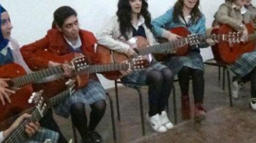 Muş'ta &Uuml;cretsiz Bağlama Ve Gitar Kursu A&ccedil;ıldı