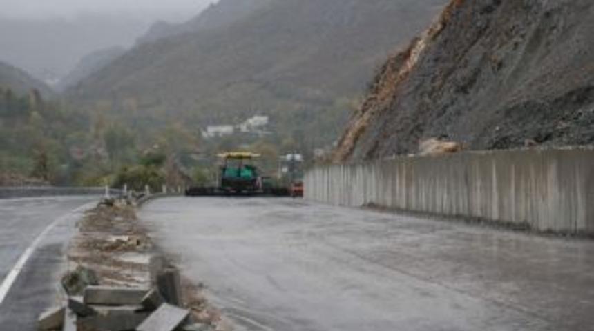 Yoldan, Tonlarca Ağırlıktaki Kayalar Kaldırıldı