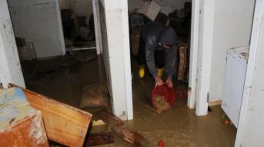 Samsun'da 4 Kişilik Aile Sel Sularından Son Anda Kurtuldu