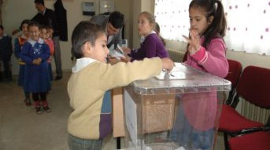 Minik &Ouml;ğrenciler Demokrasi I&ccedil;in Yarıştı