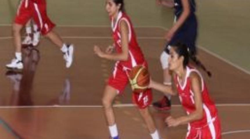 Ne&uuml; Bayan Basketbol Takımı İlk Ma&ccedil;ında Galip