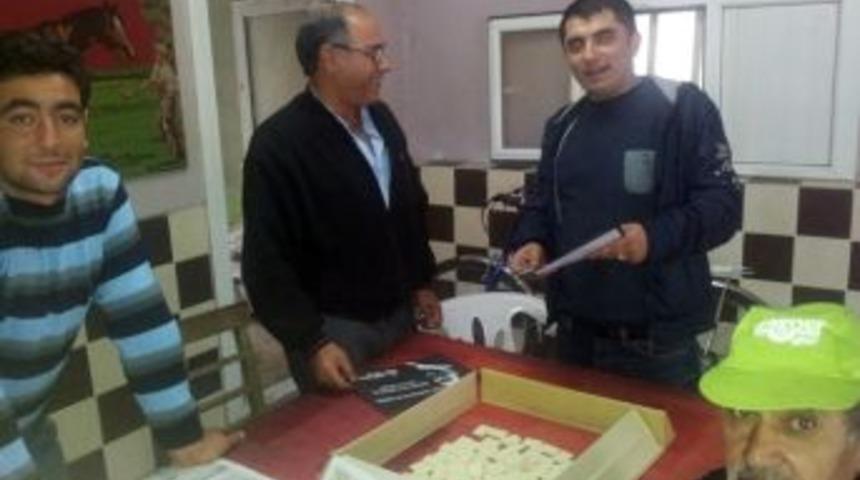 20 bin Atat&uuml;rk posteri dağıttılar