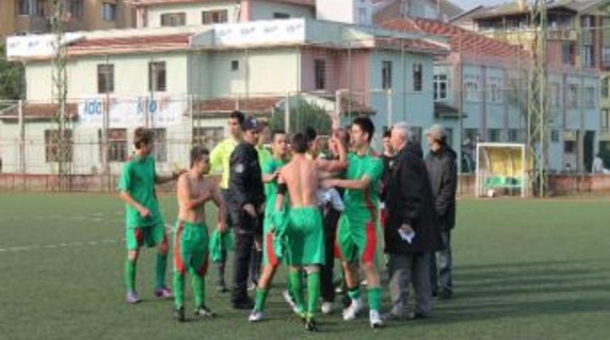 U-17'de Yumruklar Konuştu