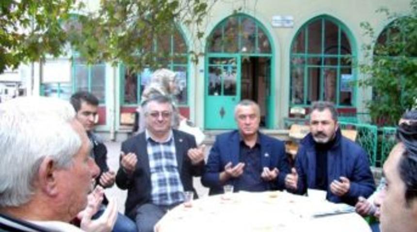 Edremit'te Atat&uuml;rk&rsquo;&uuml;n Ruhuna Lokma Dağıtıp Mevlit Okuttular