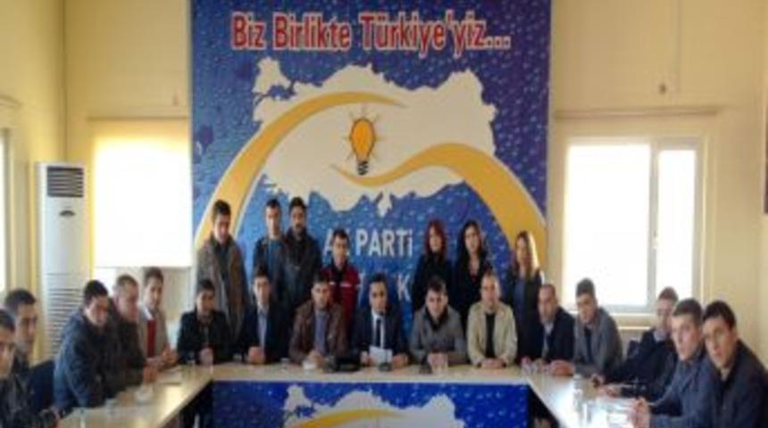 CHP'li İnce'yi Protesto Eden &Uuml;niversite &Ouml;ğrencisine AK Parti'den Destek