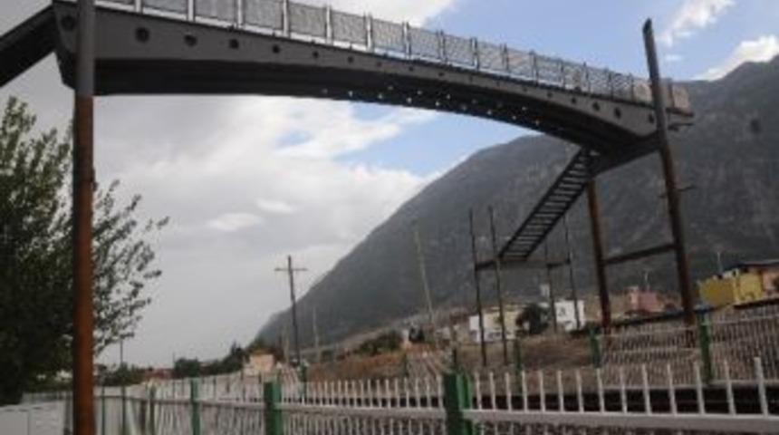 Mahalle Aralarından Ge&ccedil;en Demiryollarına &Uuml;stge&ccedil;it