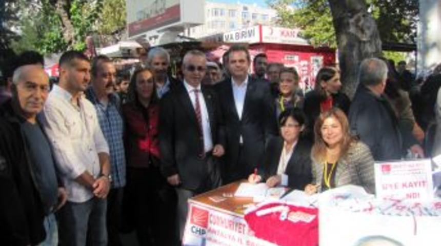 CHP &Uuml;ye Kaydetmek I&ccedil;in Sokağa Indi
